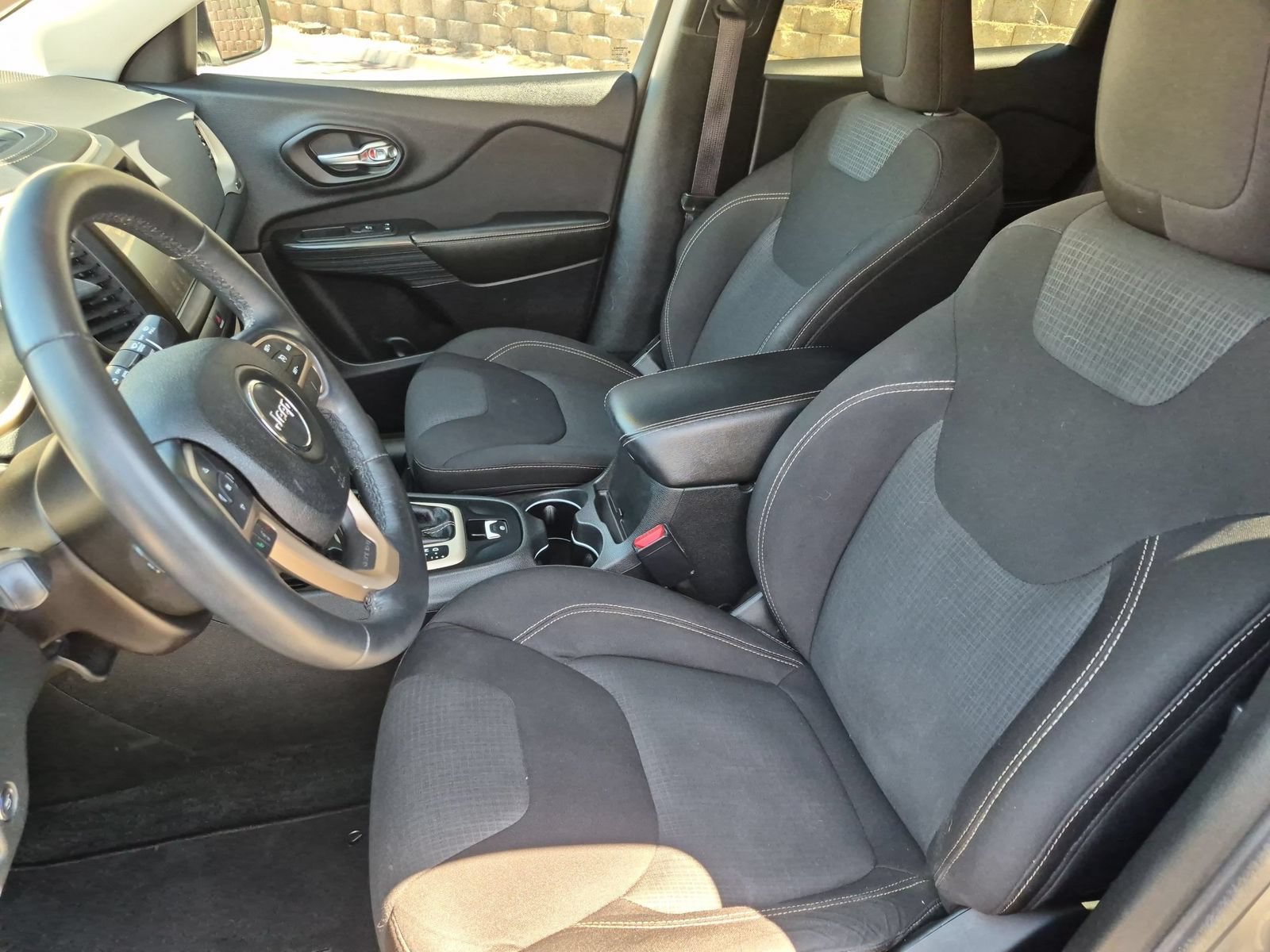 Used 2016 Jeep Cherokee Latitude w/ Comfort/Convenience Group FWD image 24