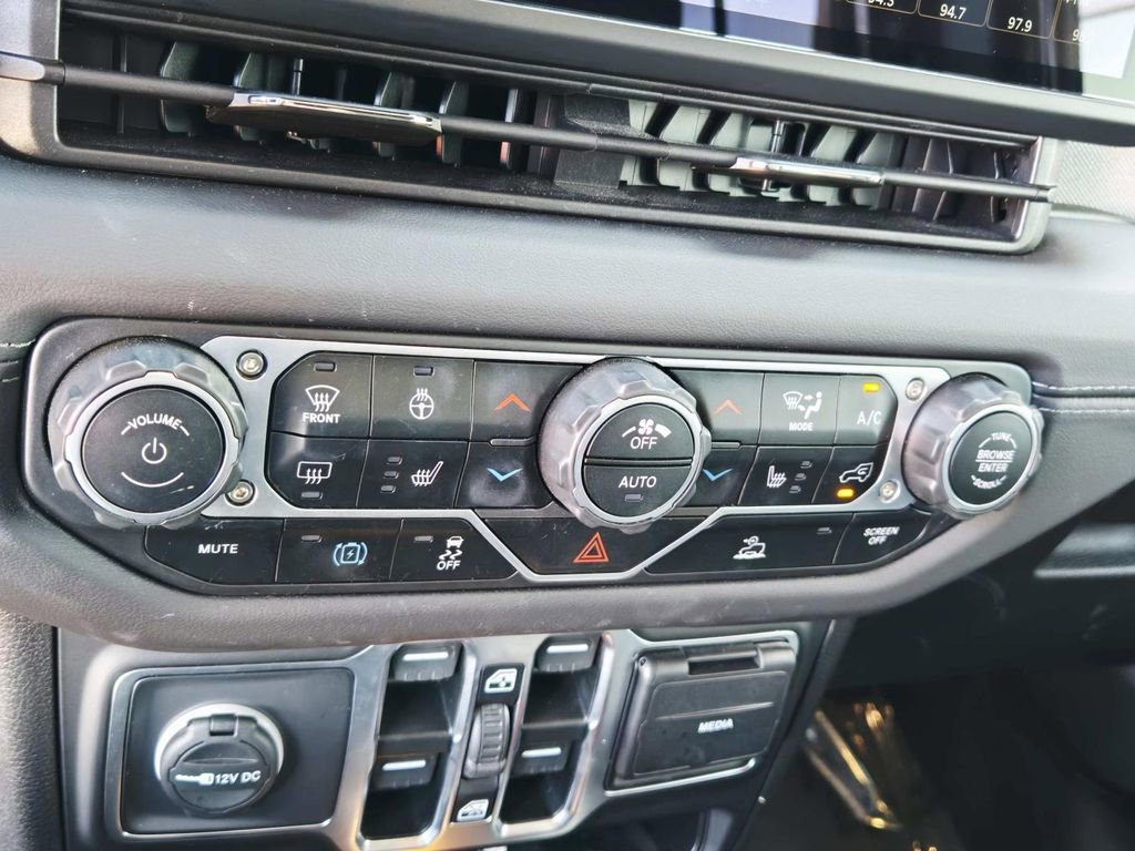 Used 2025 Jeep Wrangler Unlimited Sahara image 29