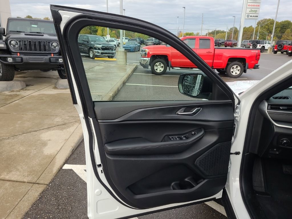 New 2025 Jeep Grand Cherokee Laredo w/ Luxury Tech Group I image 9