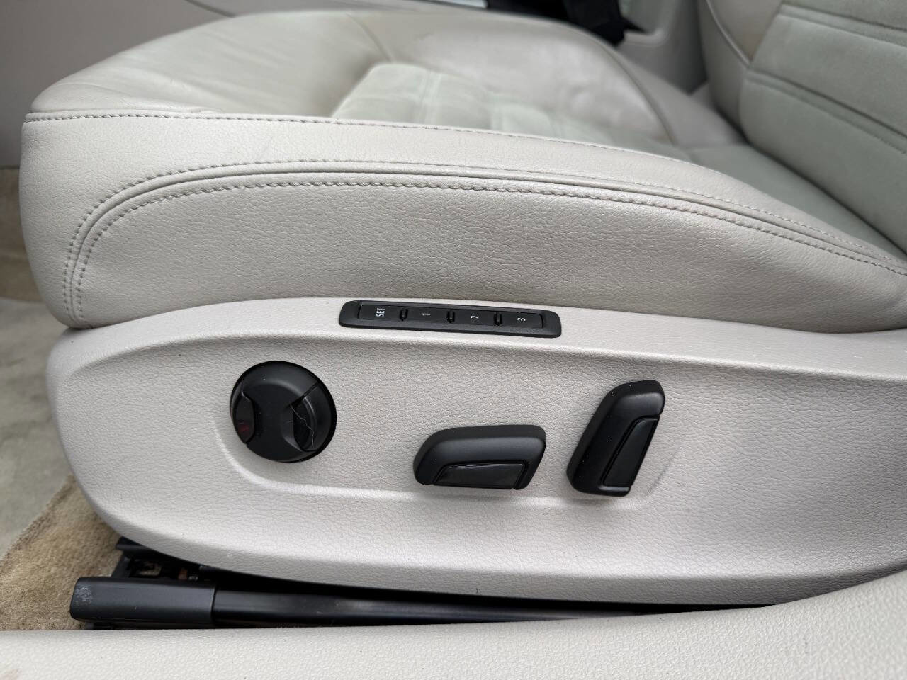 Used 2015 Volkswagen Passat TDI SEL Premium image 19