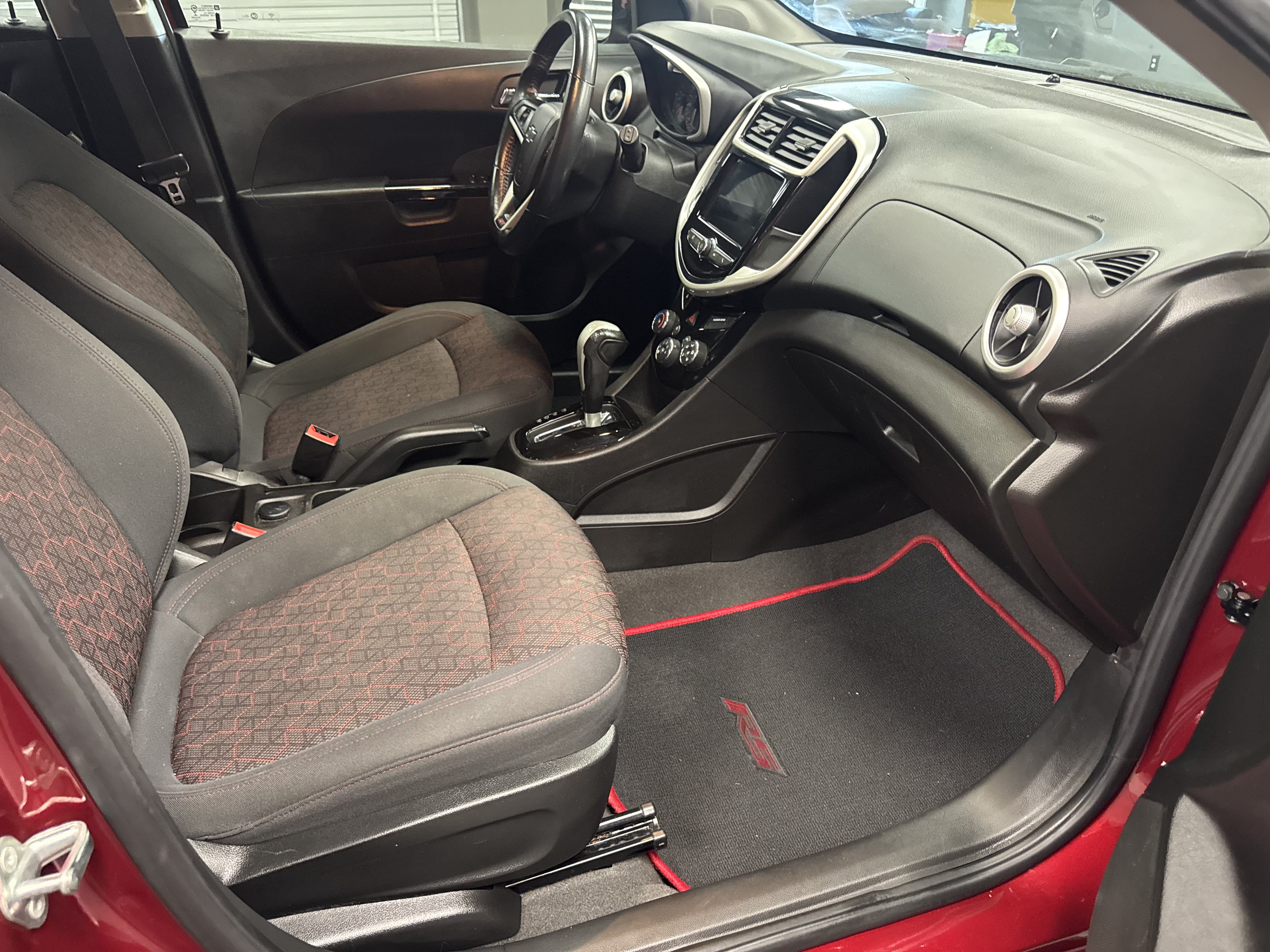 Used 2018 Chevrolet Sonic LT w/ Convenience Package FWD image 4