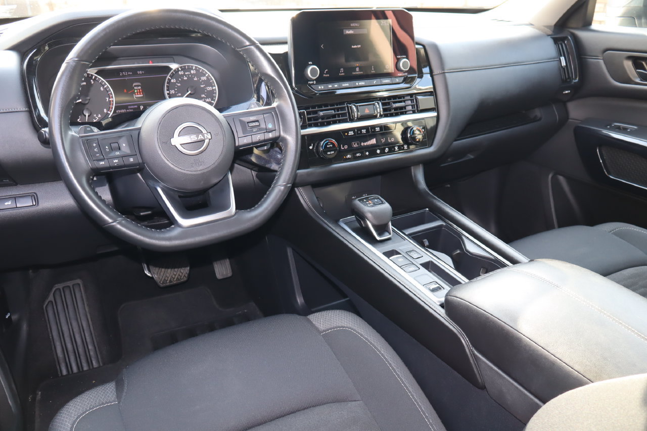Used 2025 Nissan Pathfinder SV FWD image 4