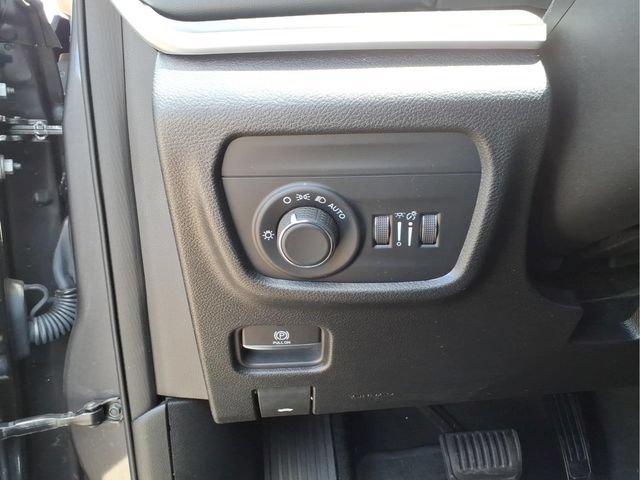 Used 2023 Jeep Grand Cherokee Laredo AWD/4WD image 14