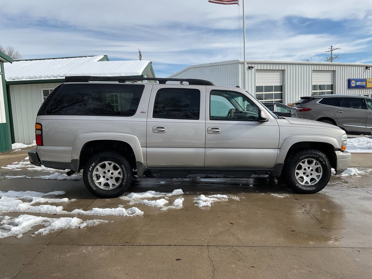 Used 2005 Chevrolet Suburban Z71 w/ Preferred Equipment Group image 2