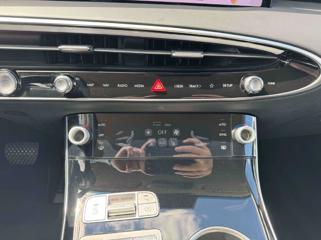 Certified 2026 Genesis GV70 2.5T AWD/4WD image 27