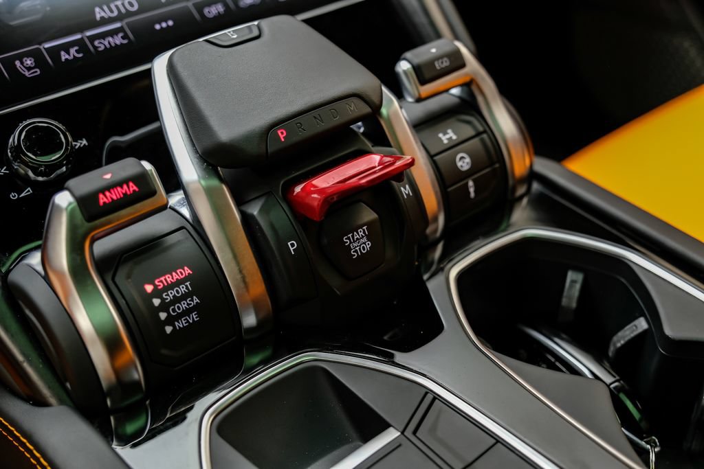 Used 2022 Lamborghini Urus AWD/4WD image 26