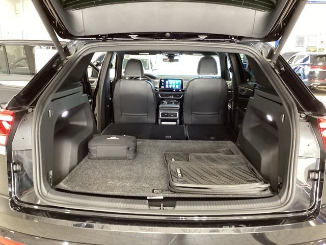Certified 2024 Volkswagen Atlas Cross Sport SE AWD/4WD image 17