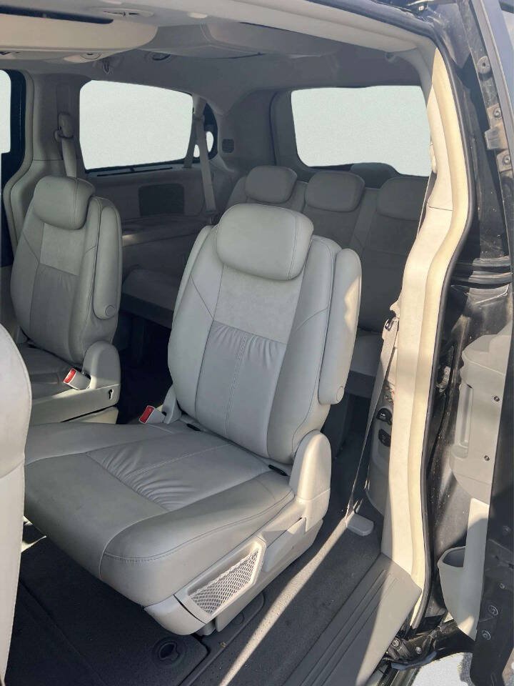 Used 2008 Chrysler Town & Country Limited w/ Entertainment Group #3 FWD image 13