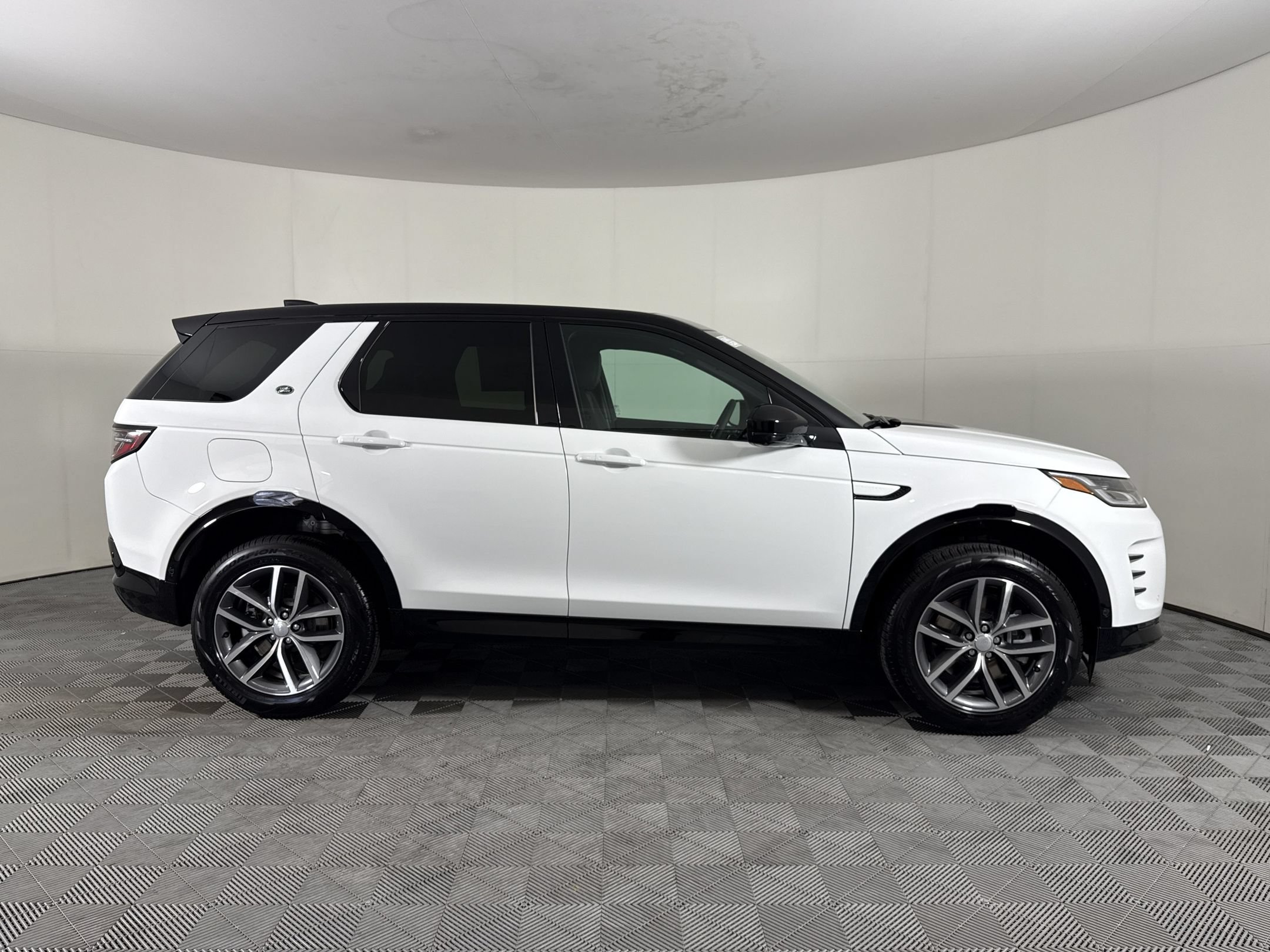 New 2026 Land Rover Discovery Sport Landmark AWD/4WD image 8