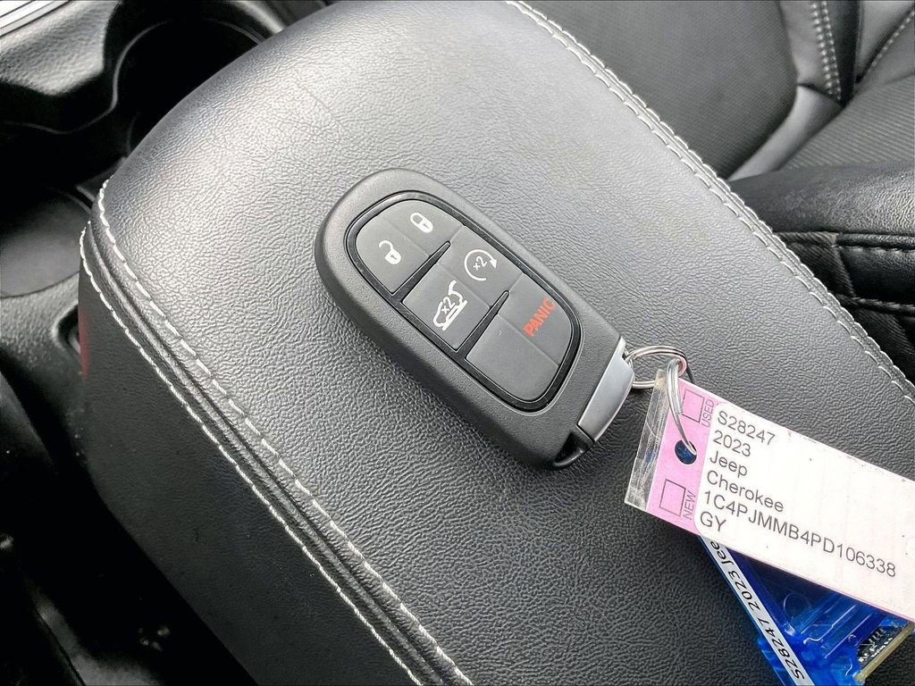 Used 2023 Jeep Cherokee Altitude Lux image 26