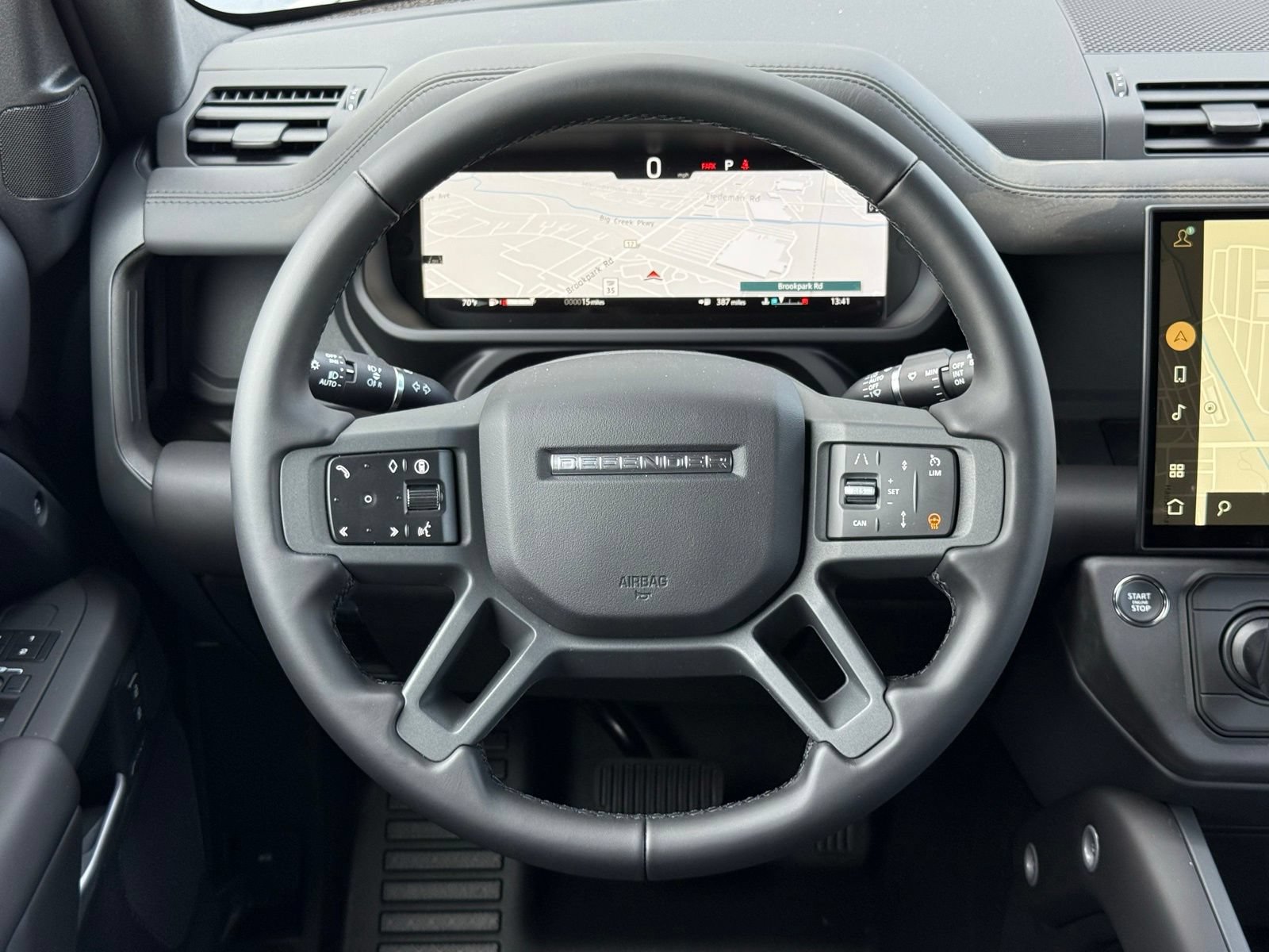 New 2025 Land Rover Defender 110 X-Dynamic SE AWD/4WD image 32