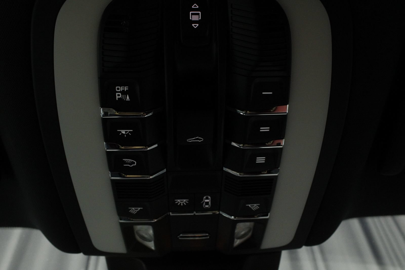 Certified 2025 Porsche Macan AWD/4WD image 30
