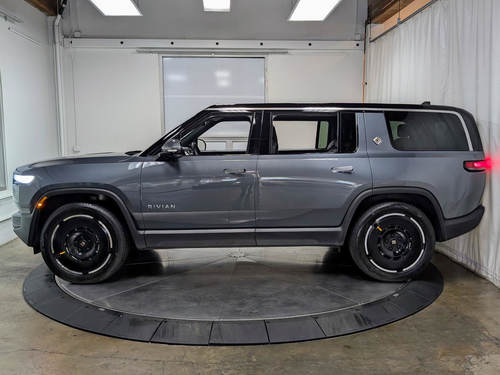 Used 2025 Rivian R1S Adventure AWD/4WD image 5