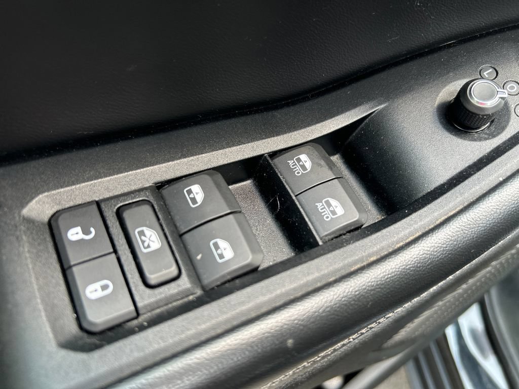 Used 2023 Jeep Grand Cherokee L Limited w/ Black Appearance Package AWD/4WD image 12