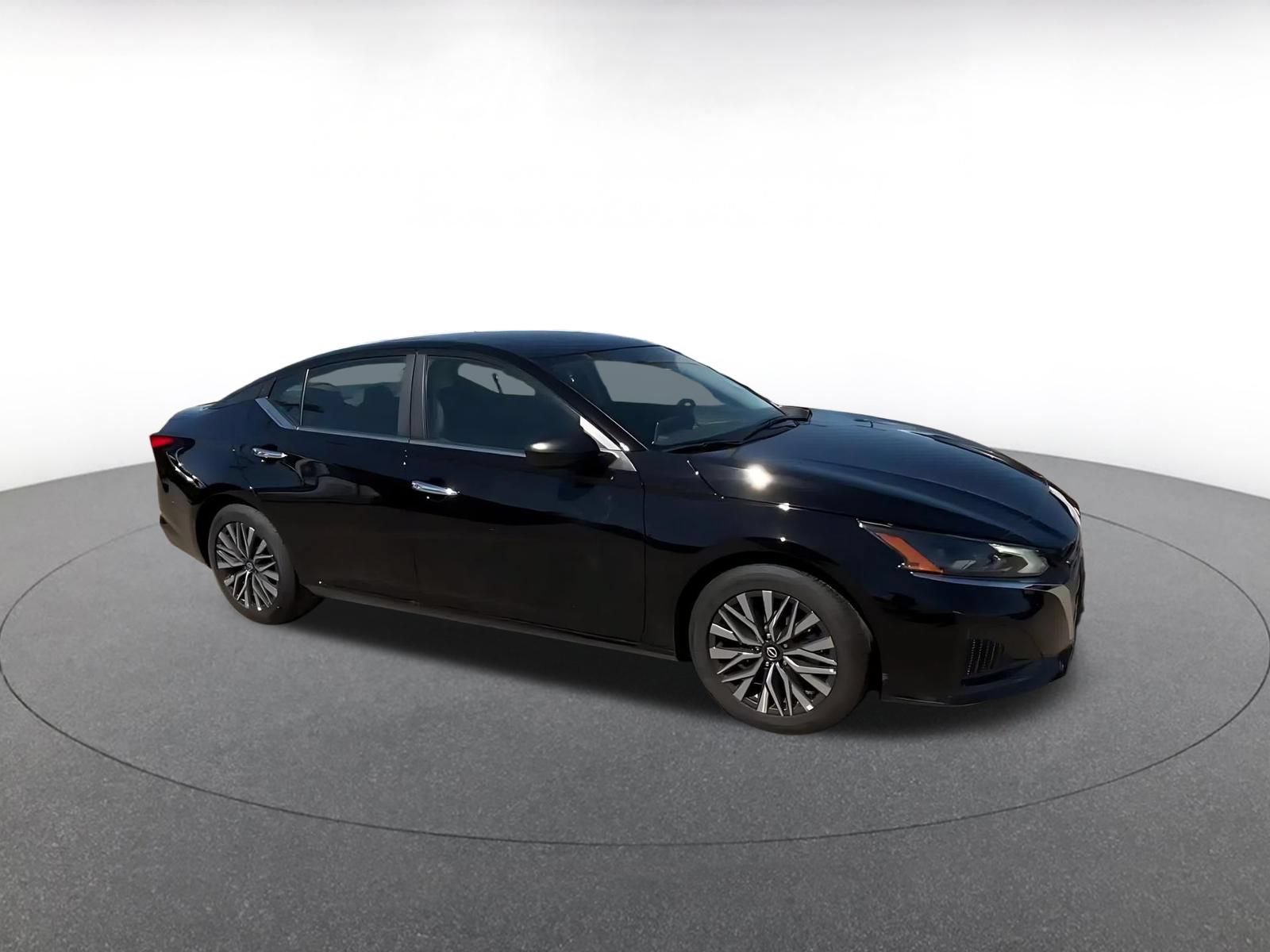 Used 2025 Nissan Altima 2.5 SV FWD image 2