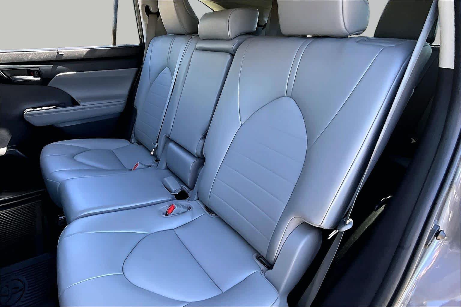 Used 2022 Toyota Highlander XLE AWD/4WD image 20