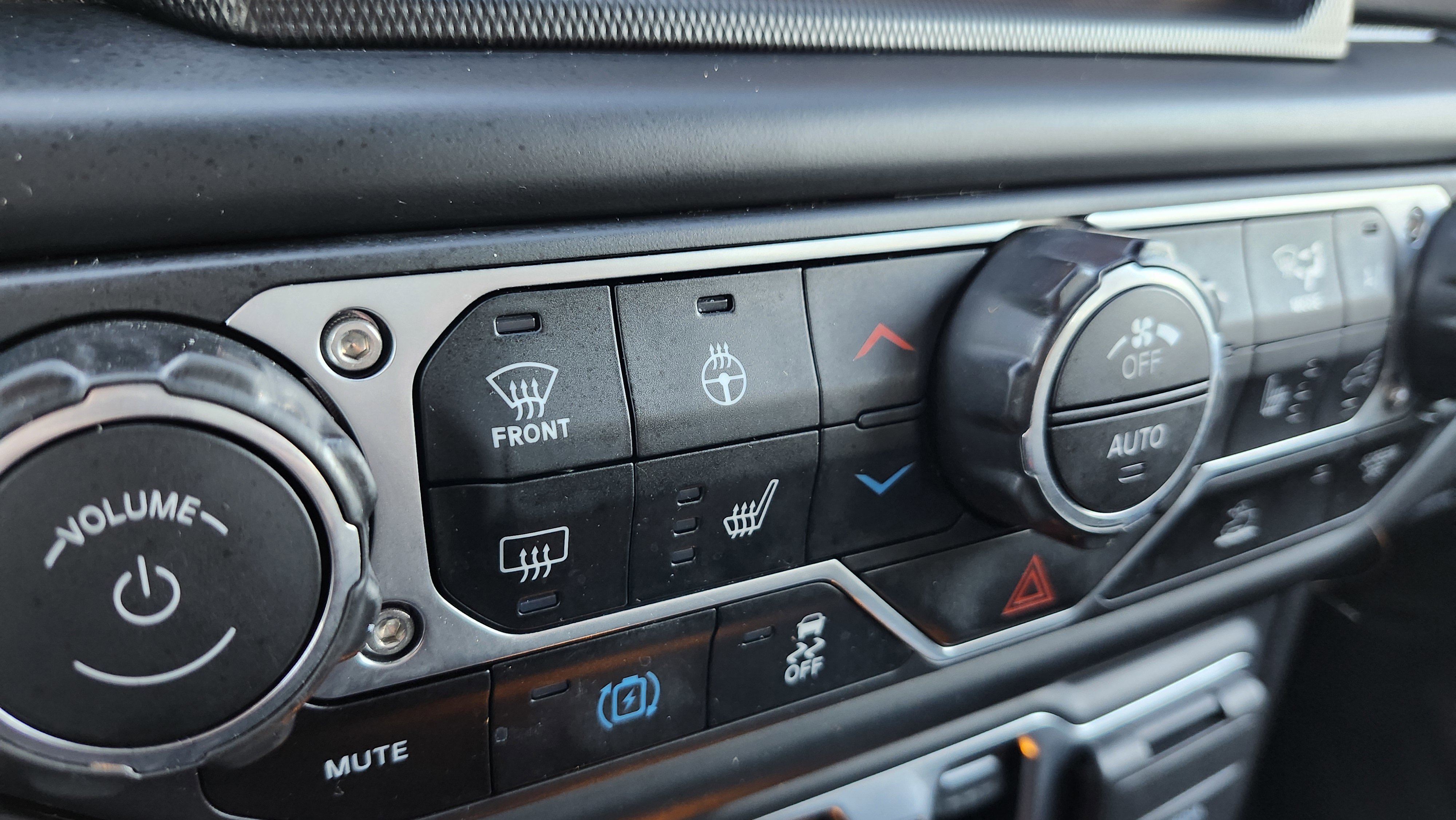 Used 2022 Jeep Wrangler Unlimited Sahara w/ Cold Weather Group image 32