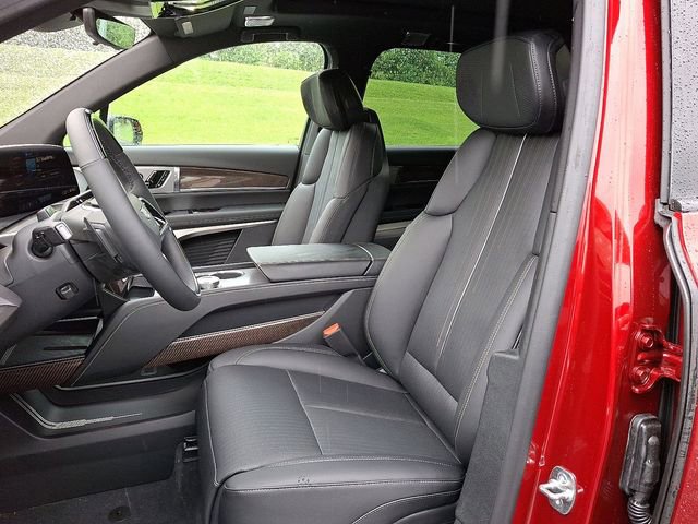 New 2026 Cadillac Vistiq Luxury w/ LPO, Floor Liner Package AWD/4WD image 9
