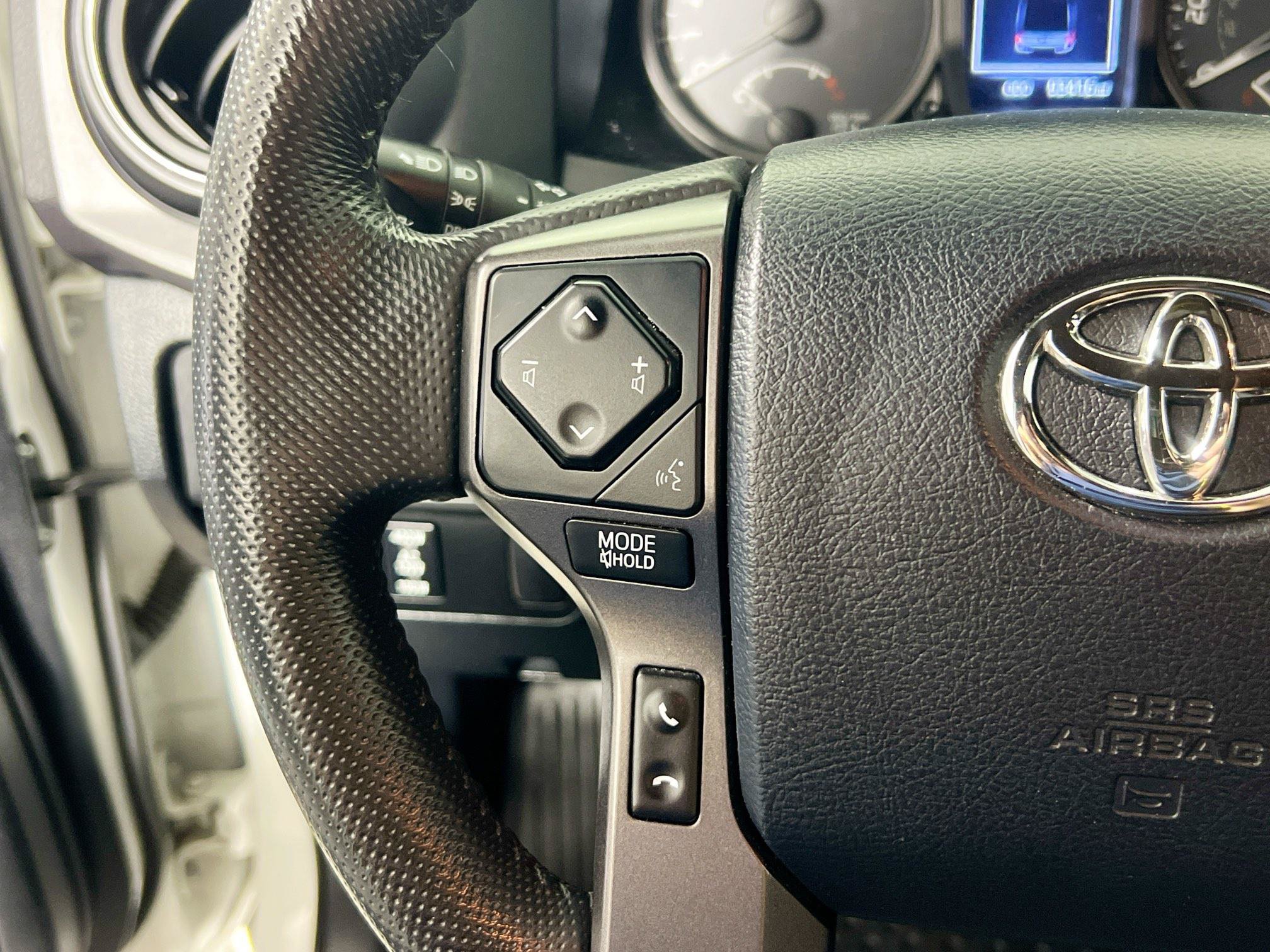Used 2017 Toyota Tacoma TRD Sport w/ Tow Package (A/T) AWD/4WD image 18
