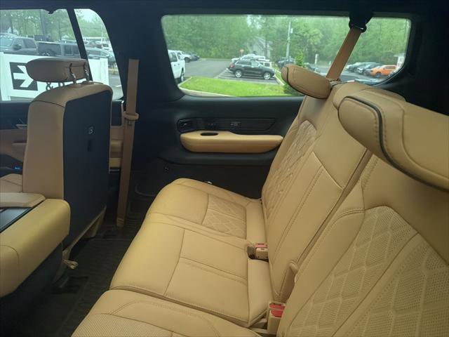 Certified 2025 Jeep Grand Wagoneer L Series III w/ Rear Seat Video Group 1 AWD/4WD image 10