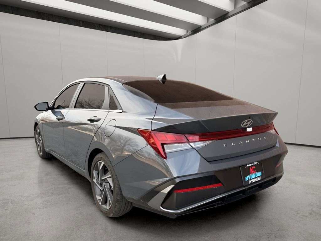 Used 2025 Hyundai Elantra SEL image 3