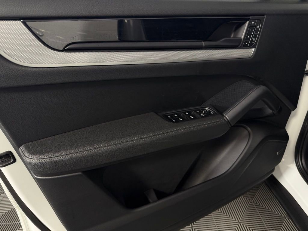Used 2024 Porsche Cayenne image 25