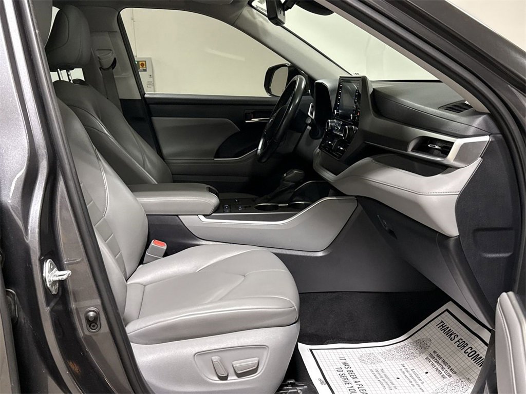Used 2021 Toyota Highlander XLE image 22