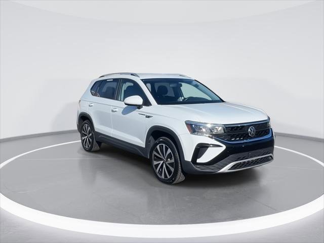 Certified 2022 Volkswagen Taos SE image 2