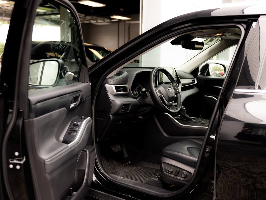 Used 2022 Toyota Highlander XLE AWD/4WD image 30