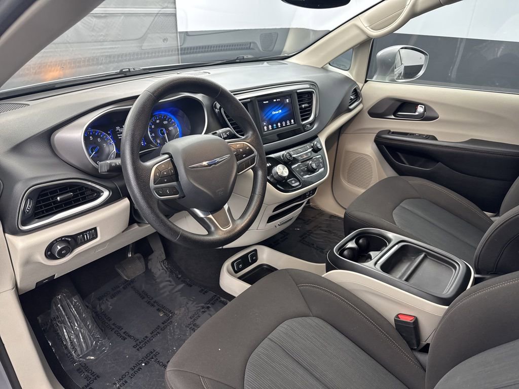 Used 2020 Chrysler Pacifica Touring image 8