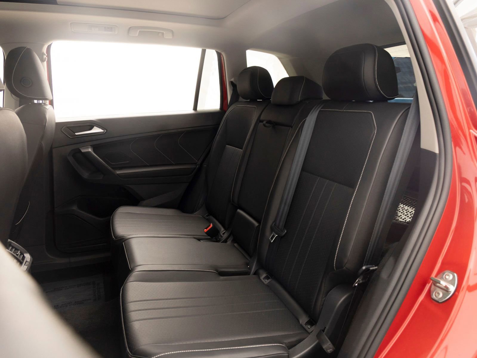 Used 2022 Volkswagen Tiguan SE w/ Panoramic Sunroof Package image 19