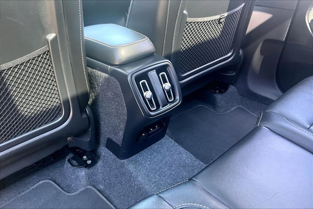 Certified 2025 Volvo XC40 B5 Core AWD/4WD image 31