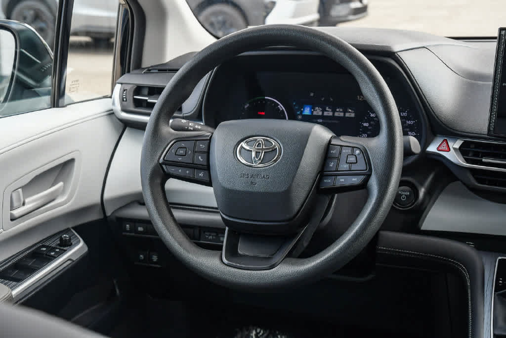Used 2025 Toyota Sienna LE FWD image 13