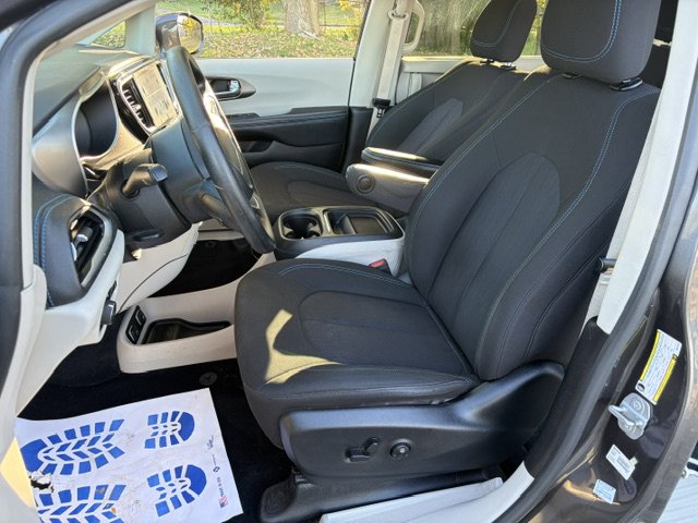Used 2021 Chrysler Pacifica Touring FWD image 8