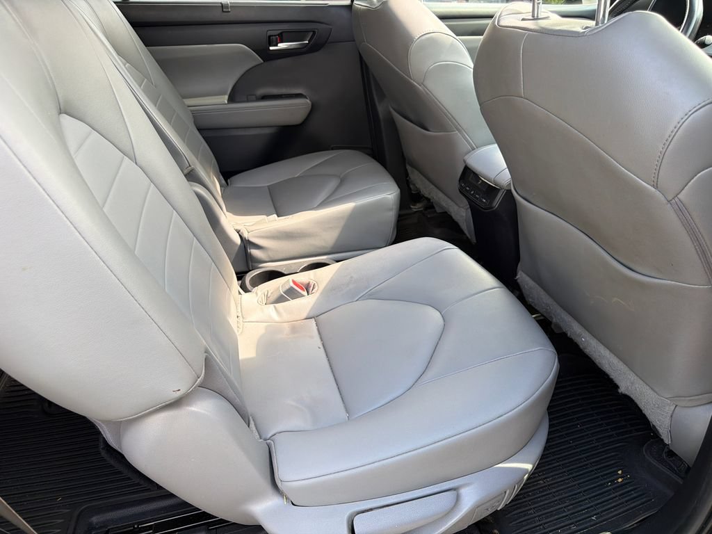 Used 2023 Toyota Highlander XLE FWD image 15