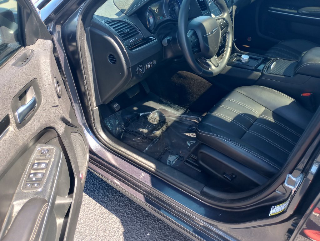 Used 2018 Chrysler 300 S w/ 300S Premium Group RWD image 20