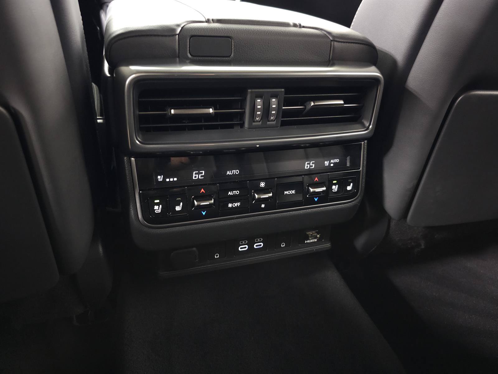 Used 2025 Lexus LX 600 4WD w/ Accessory Package (2T) image 39