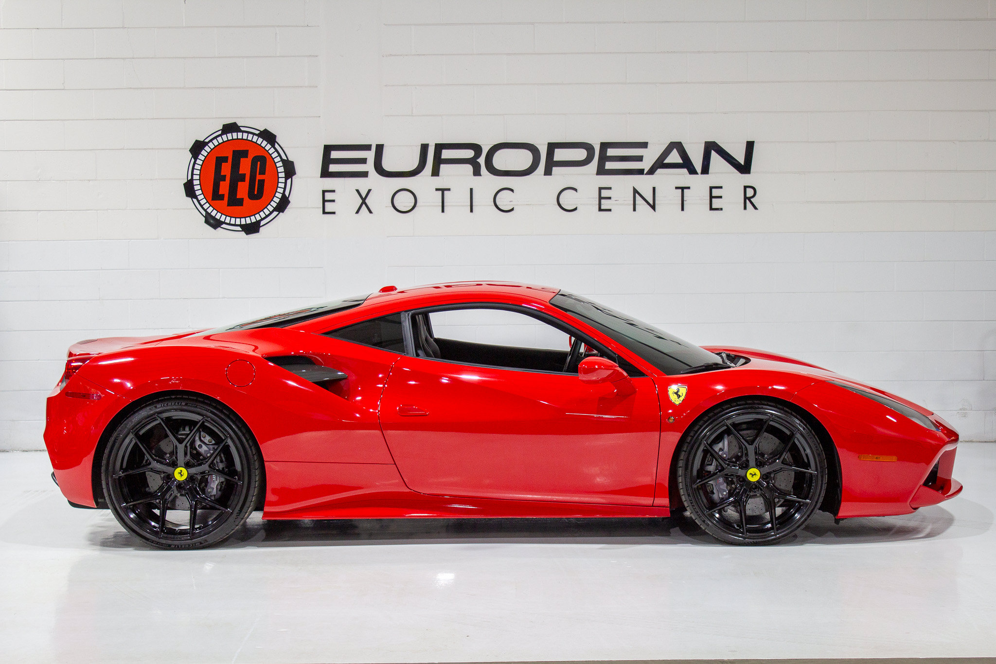 Used 2018 Ferrari 488 GTB RWD image 3