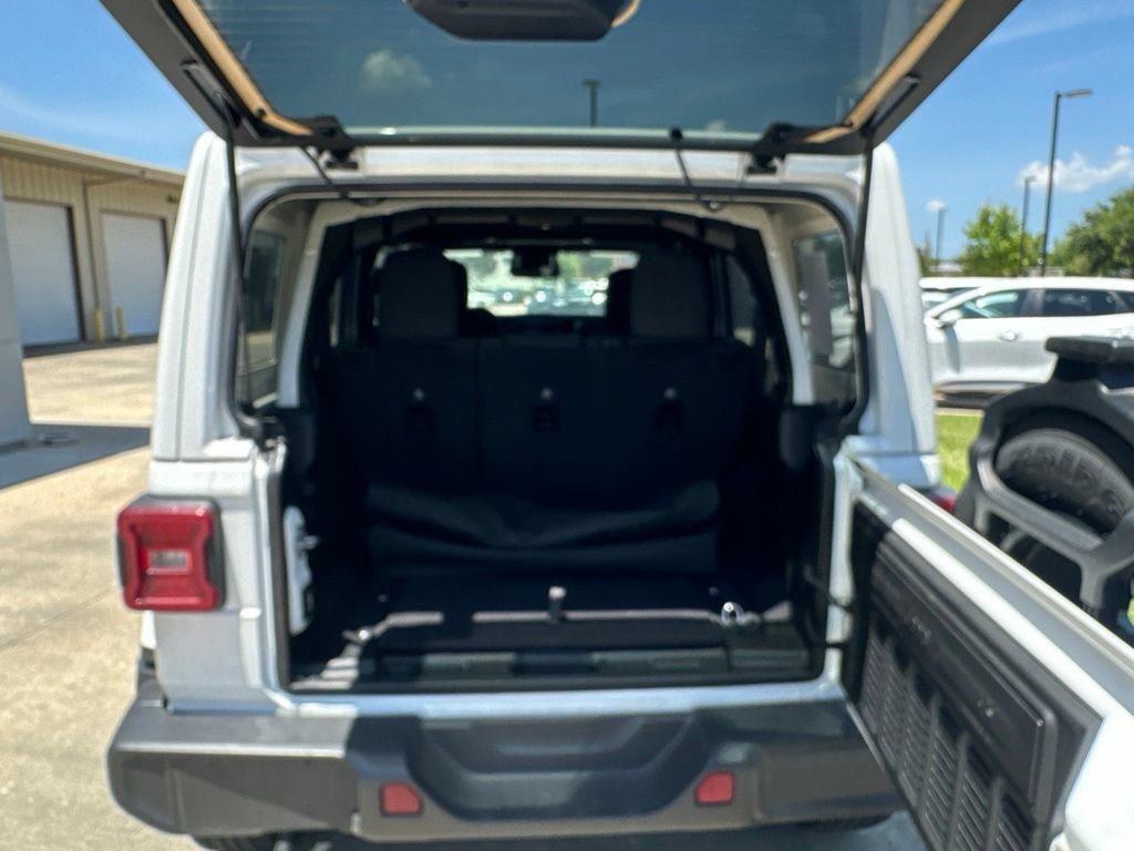 Used 2025 Jeep Wrangler Unlimited Sahara AWD/4WD image 32