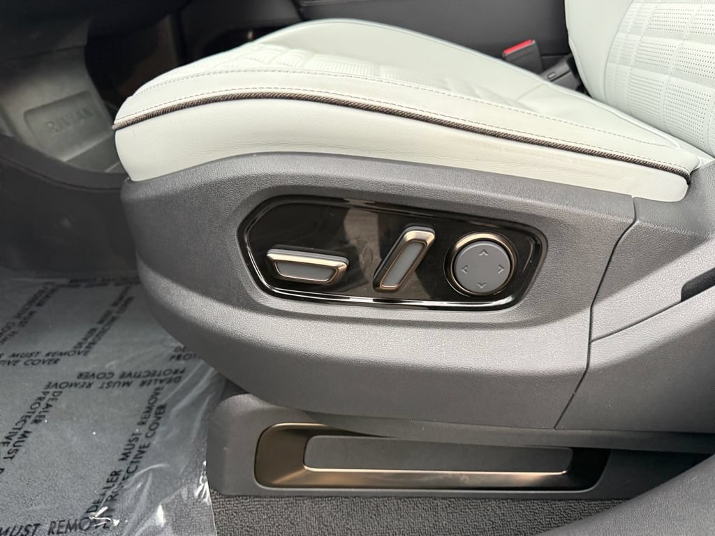Used 2025 Rivian R1T Premium Tri AWD/4WD image 10