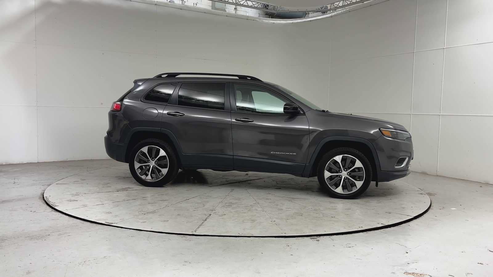 Used 2022 Jeep Cherokee Limited w/ Elite Package AWD/4WD image 4