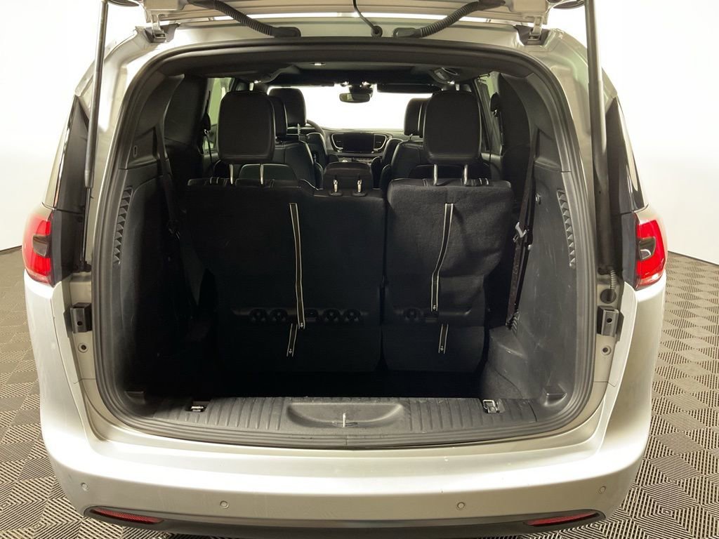 Used 2022 Chrysler Pacifica Touring-L w/ Uconnect Theater Family Group image 18