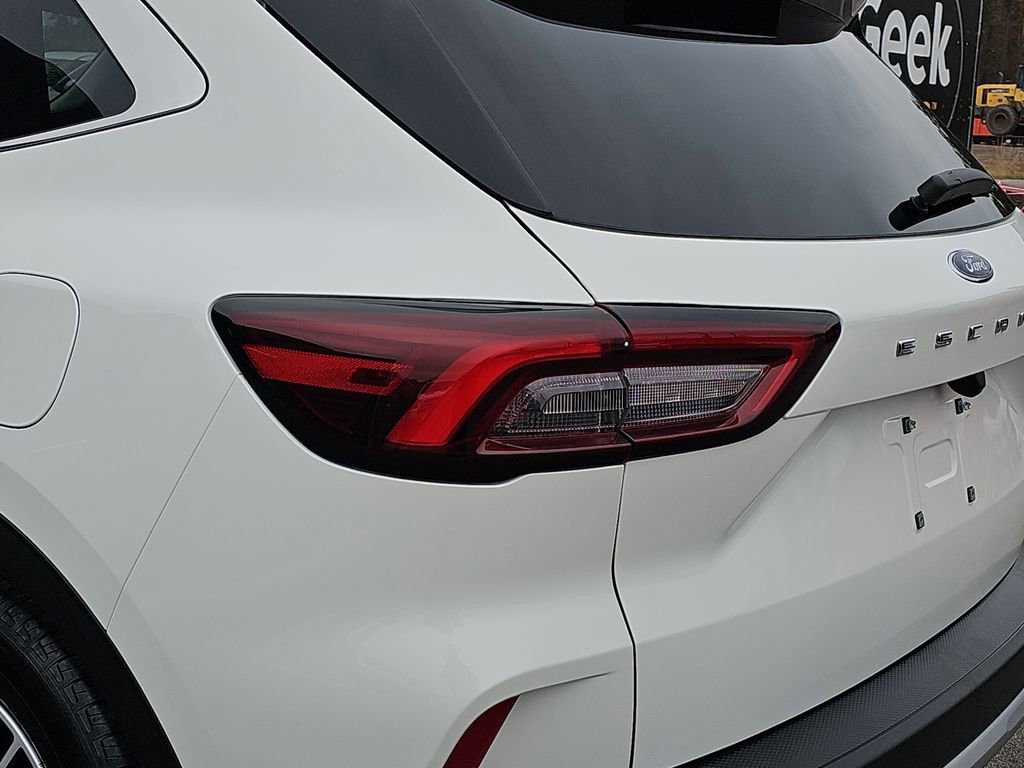 Used 2025 Ford Escape SE image 38