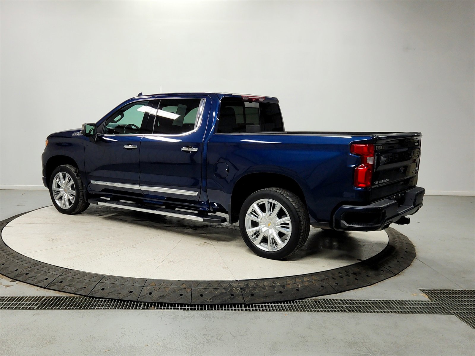 Used 2023 Chevrolet Silverado 1500 High Country w/ Technology Package image 5