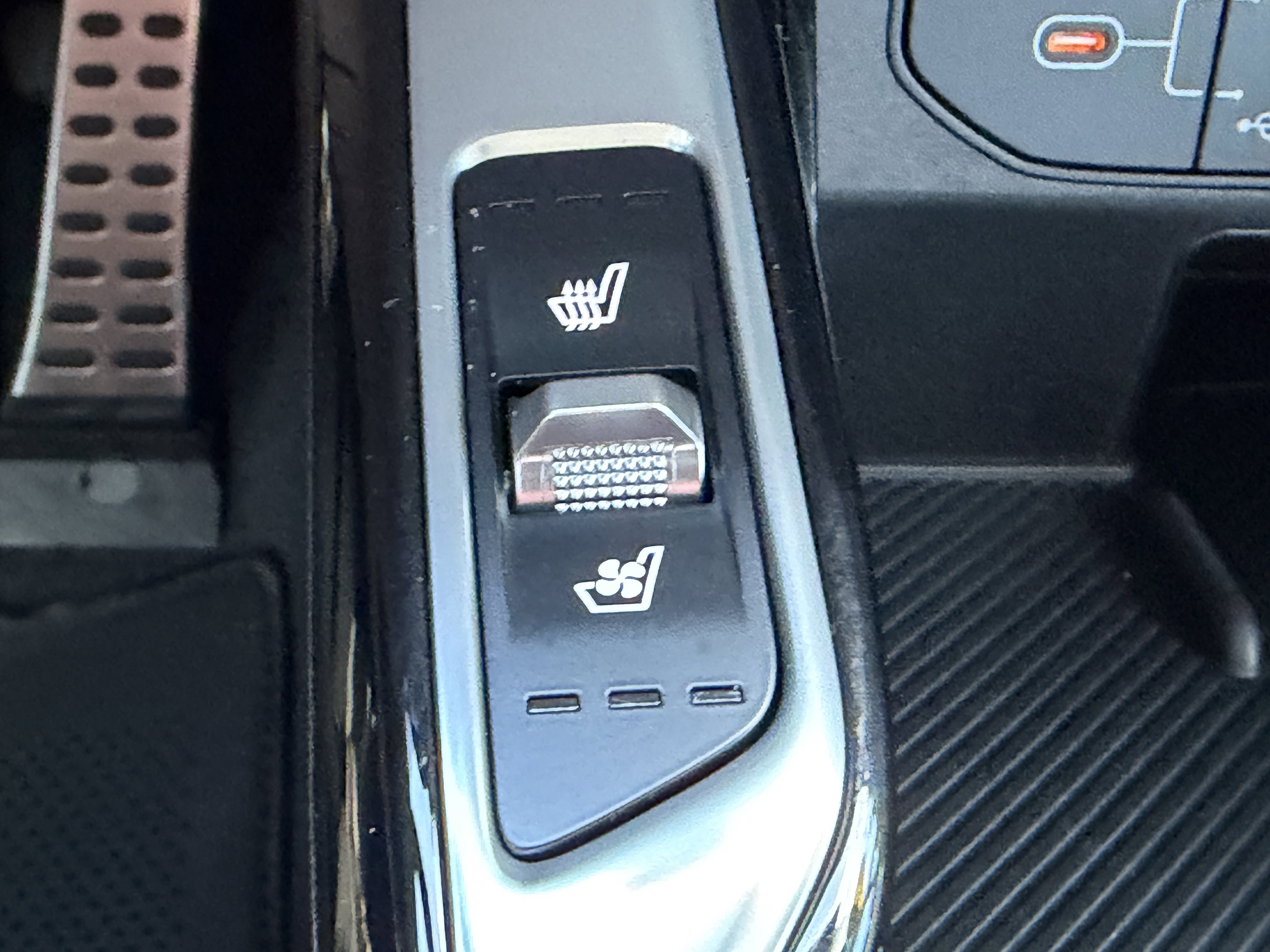 Used 2025 Kia Sorento SX image 28