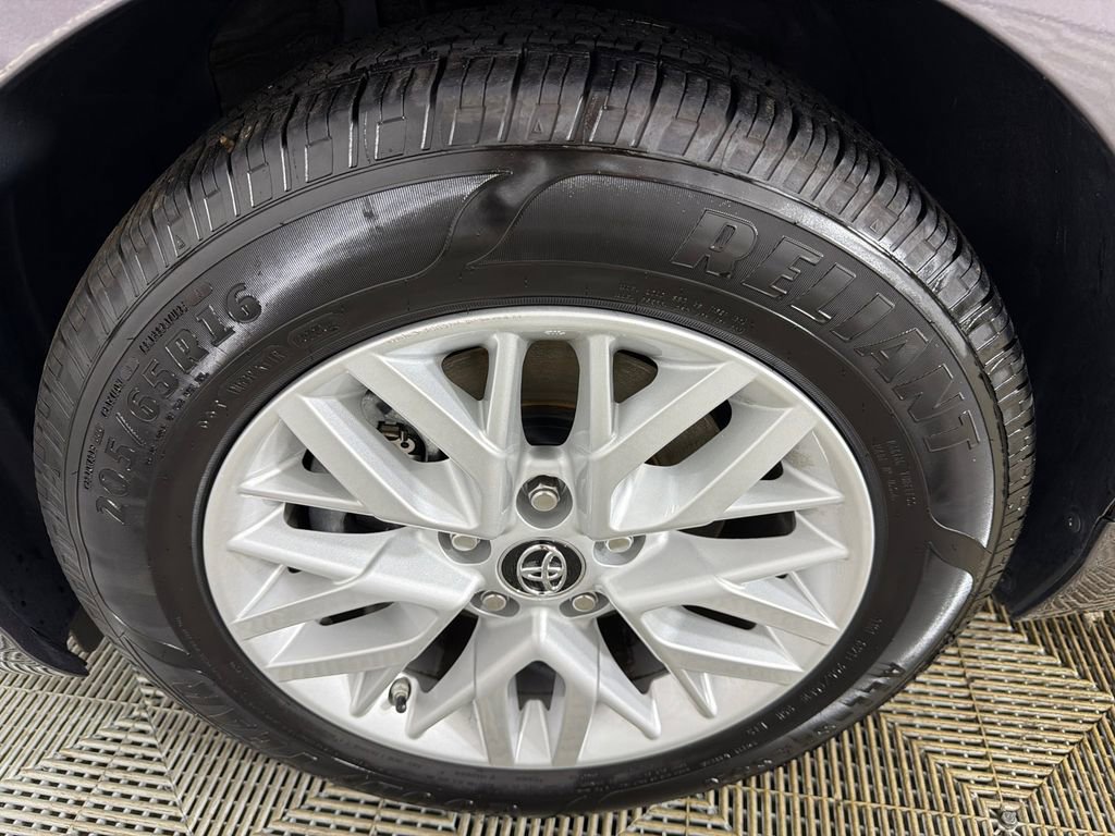 Used 2017 Toyota Camry LE image 11