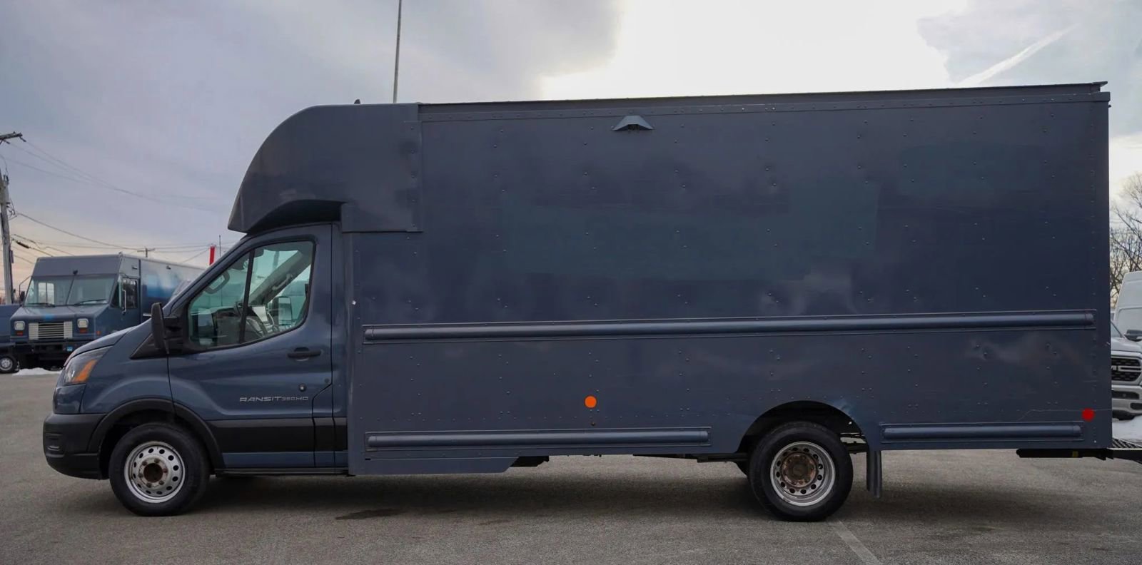 Used 2021 Ford Transit 350 DRW RWD image 3