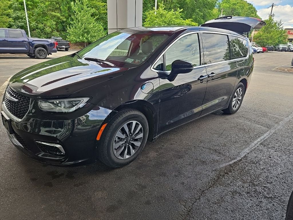 Used 2024 Chrysler Pacifica Limited FWD image 1