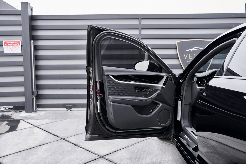 Used 2025 Bentley Flying Spur Plug-In Hybrid image 30