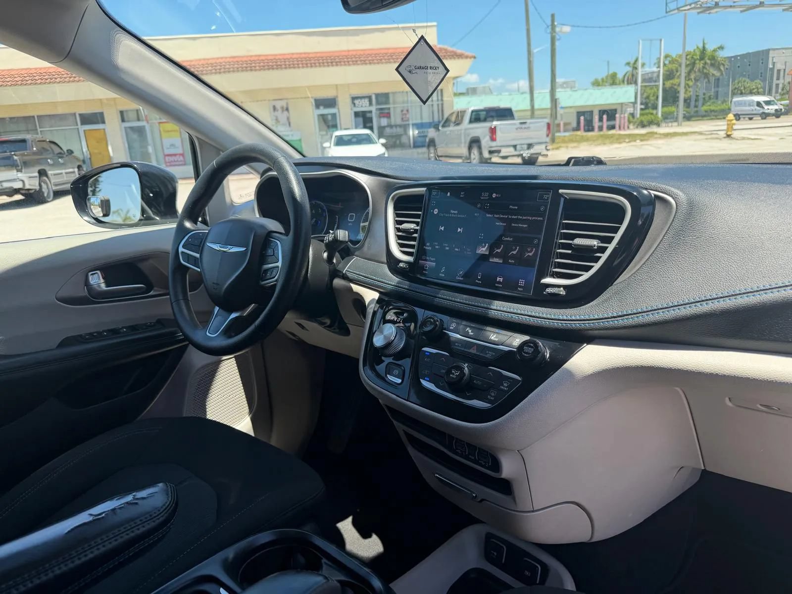 Used 2021 Chrysler Pacifica Touring FWD image 21